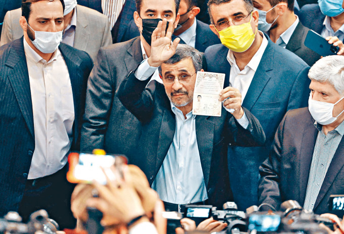 伊朗前總統艾哈邁迪內賈德(中)周三登記參選總統。