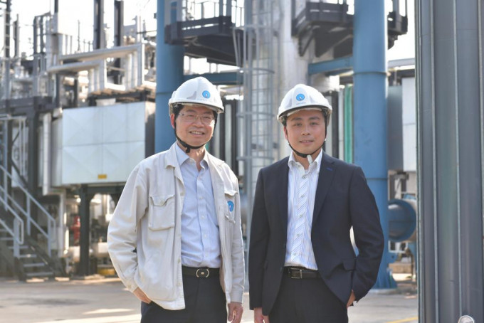 (左起)煤氣公司總經理(燃氣生產)陳錦添、煤氣公司總經理(工商市務及營業)鄭曉光。陳極彰攝