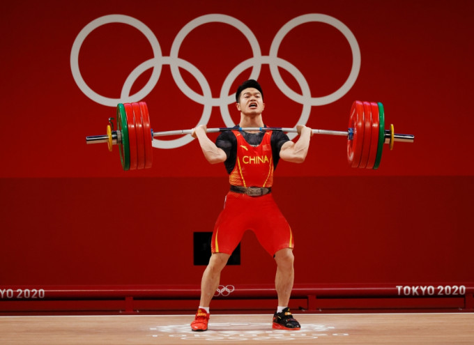 石智勇在举重男子七十三公斤级打破世界纪录轻松摘金。