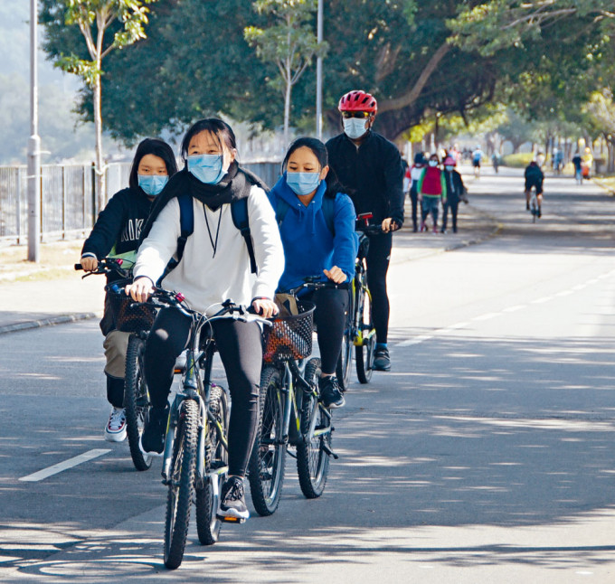 在单车意外黑点大埔吐露港，仍有不少踏单车人士没戴头盔。