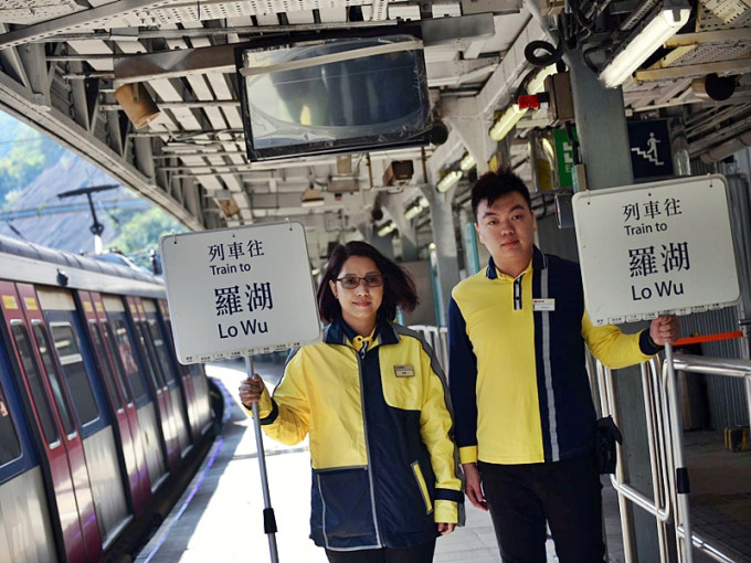 需要人手舉牌展示列車目的地。