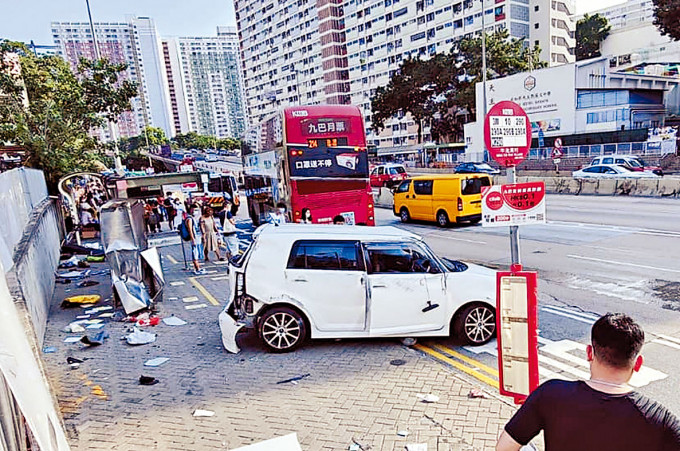 ■私家車翻滾至行人路撞毀巴士站。