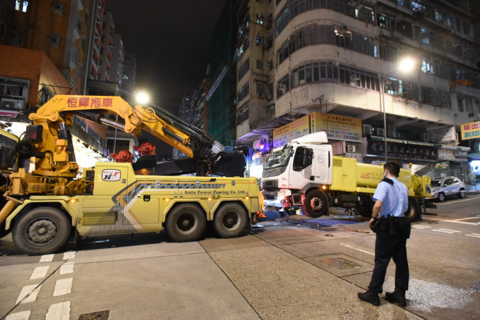 警方派出拖車拖走涉案洗街車。