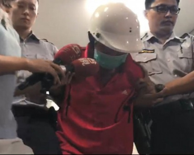 王男被拘捕时神情恍惚。