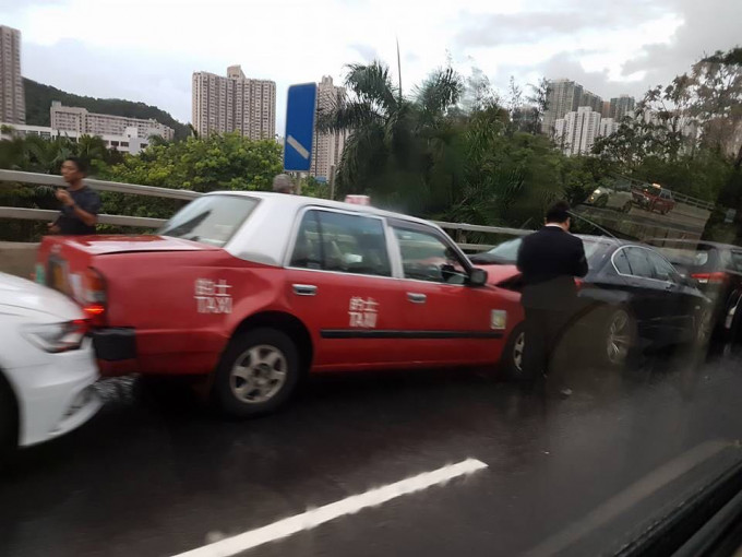 將軍澳隧道公路傍晚發生8車連環相撞。馬路的事討論區fb群組