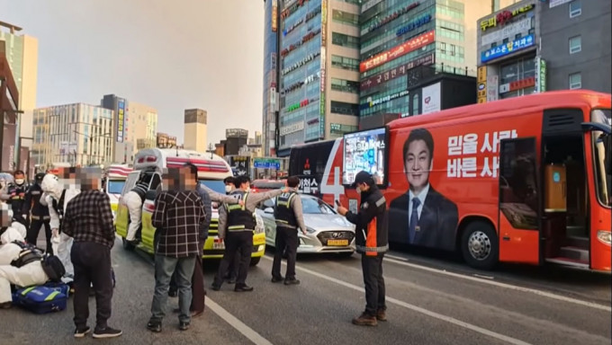 南韩总统候选人安哲秀的竞选车上两人离奇身亡。影片截图