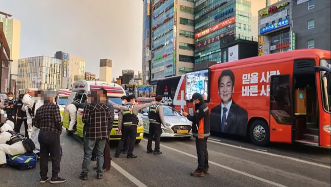 南韓總統候選人安哲秀的競選車上兩人離奇身亡。影片截圖