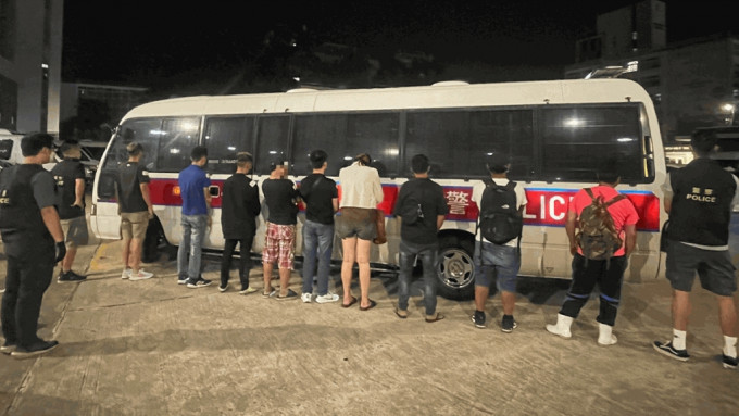 警元朗横洲路冚非法赌档 10男女被捕
