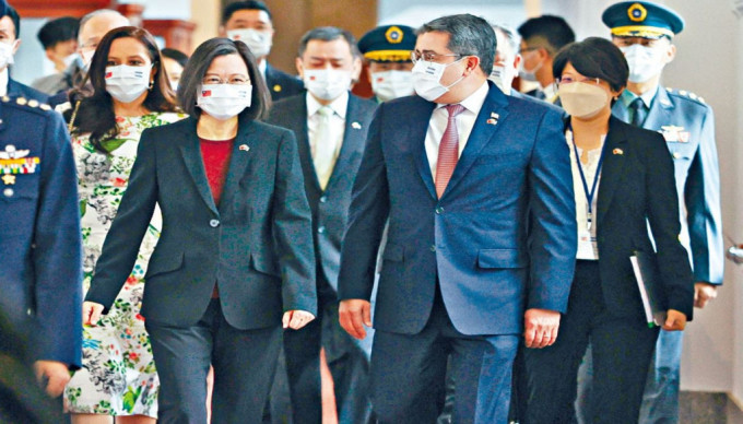 2021年，时任洪都拉斯总统埃尔南德斯到访台湾，和蔡英文会面。