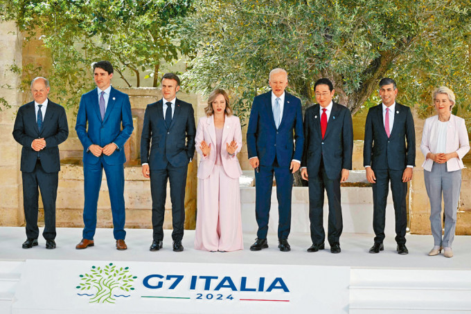 G7領袖(左起)德國總理朔爾茨、加拿大總理杜魯多、法國總統馬克龍、意大利女總理梅洛尼、美國總統拜登、日本首相岸田文雄、英國首相辛偉誠，以及歐盟委員會主席馮德萊恩拍攝大合照。