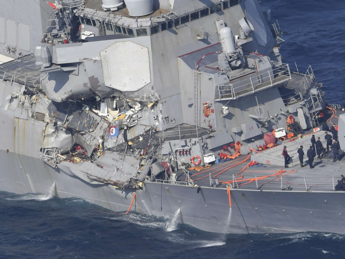 菲茨傑拉德號驅逐艦受損。AP圖片