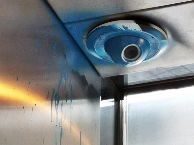 灣仔警區總部一部升降機的閉路電視被噴上藍色漆油。