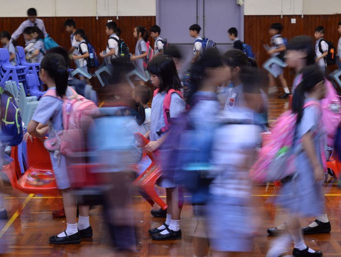 政府已估計有部分雙非學童不再在港上課，選擇到深圳求學。