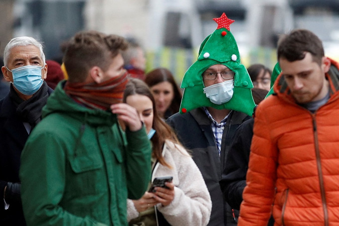 英國疫情升溫，民眾聖誕或受新措施限制。REUTERS圖片
