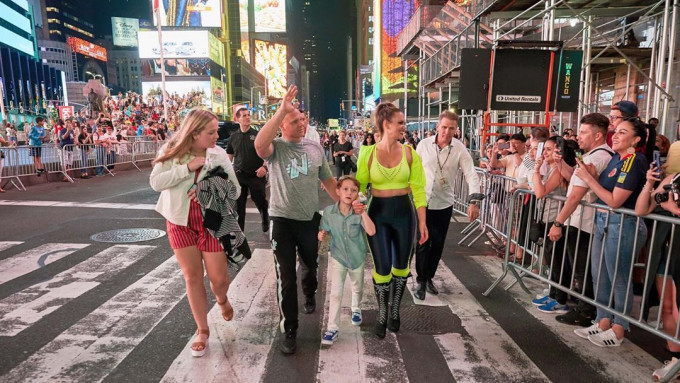 美国著名马戏团团体「The Flying Wallendas」在纽约时代广场挑战「25层楼高」踩钢线表演。nikwallenda IG图片