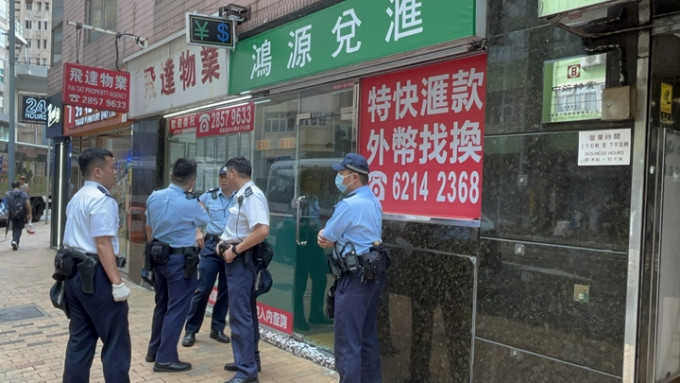 找换店遭爆窃，警方到场调查。杨伟亨摄