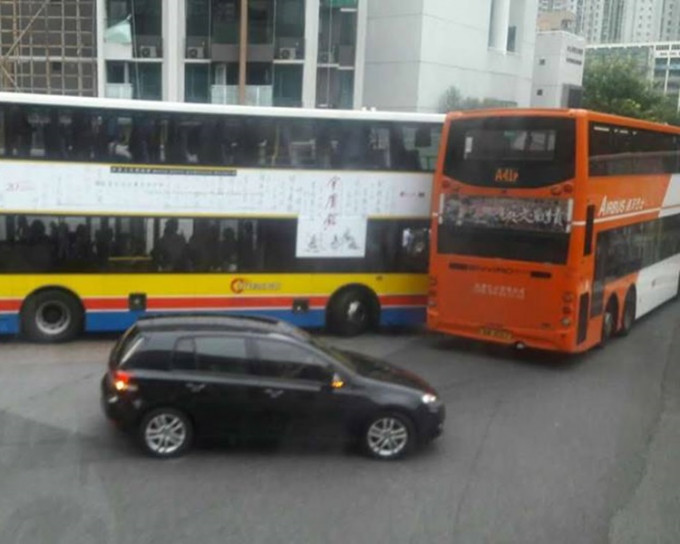  两车横亘在路中心。 图:香港交通突发报料区