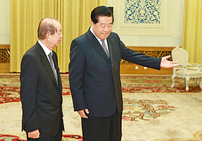 許文龍（左）二〇一〇年在北京和賈慶林會面。