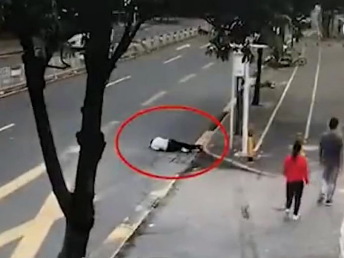 深圳一名邓姓男子疑因醉倒在马路转弯位上。（网图）