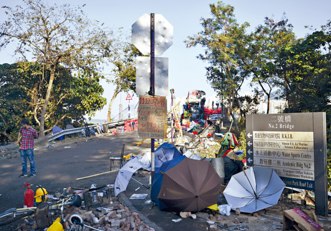 被告李家田承认不止一天在中大和理大暴动现场，他指中大暴动中的示威者是「童子军」，行为愚蠢。图为当年中大暴动现场。