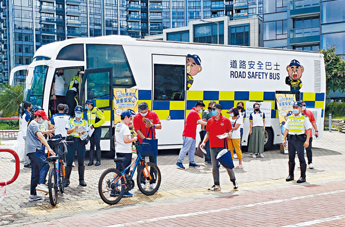 ■全新設計「道路安全巴士」昨停泊大埔科研路，警方向踏單車人士宣揚單車安全。