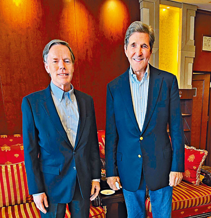 美国驻华大使伯恩斯（左）欢迎抵京的克里。