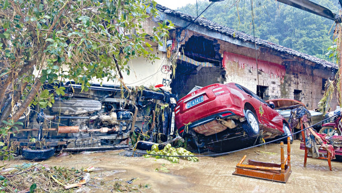 ■柳林鎮被洪水掀翻的車輛。