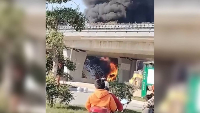 水泥車衝出天橋跌落地後起火。