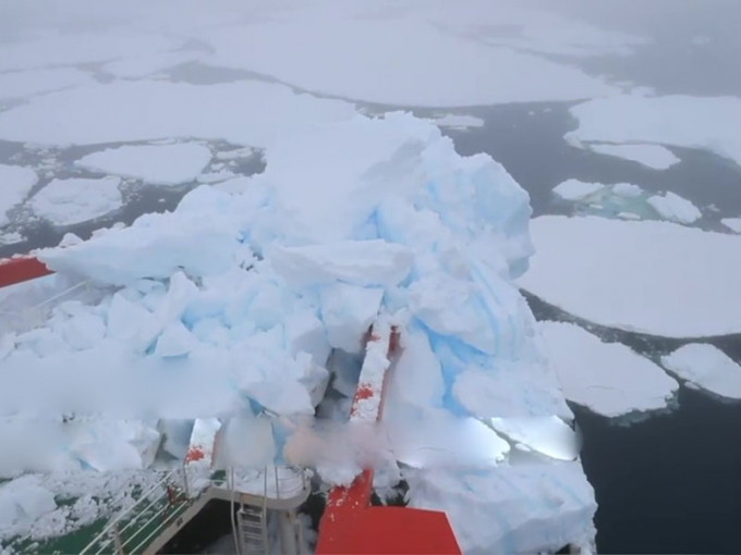 雪龍號在南極意外撞上冰山，甲板堆250噸冰雪。（網圖）