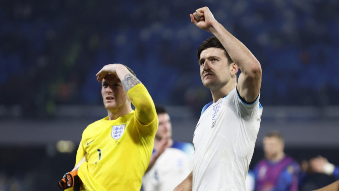 上賽英格蘭對意大利所失一球，馬古尼（右）責無旁貸。Reuters