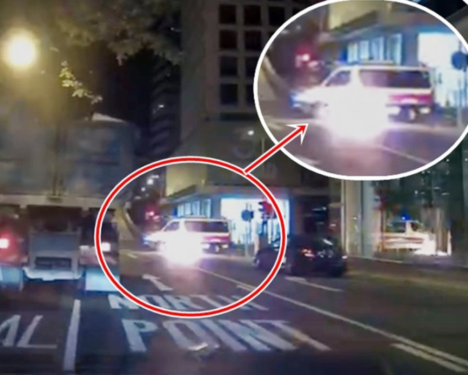 警车旁冒出火球（红圈示）。