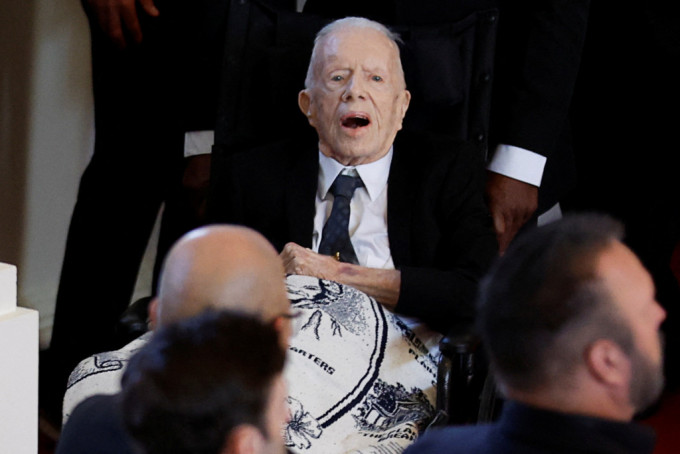 99歲高齡的卡特坐輪椅出席亡妻追悼會。路透社