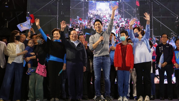 当选台北市市长的国民党蒋万安(前排中)与家人一同出席晚会谢票。