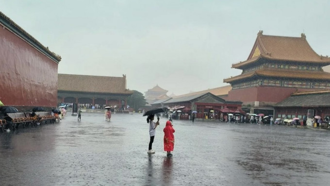 北京下起大雨，故宮晚上宣布閉院。