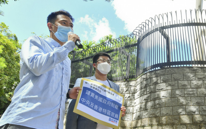 民建聯立法會議員周浩鼎同黨友顏汶羽，昨日到美國駐港總領事館外抗議。盧江球攝