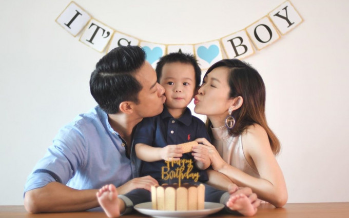 宋熙年同陈智燊和囝囝庆祝生日，后面挂住「IT'S A BOY」。