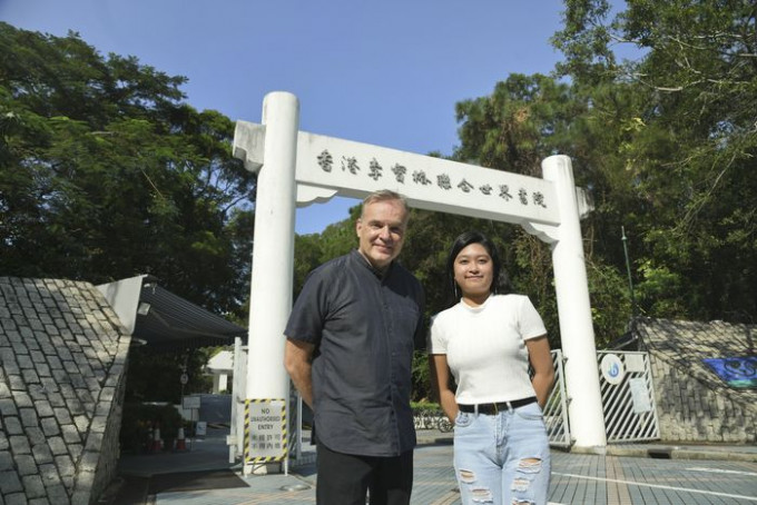 香港李寶椿聯合世界書院校長艾德華表示，該校着重多樣性，所以會招收不同國籍和背景的學生，營造多元學習環境，旁為二年級學生溫艾嘉。