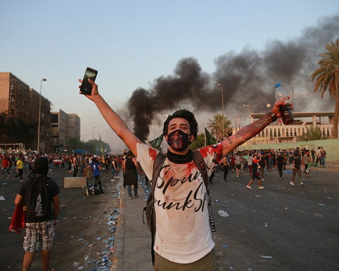 伊拉克全國多處的反政府示威持續。AP