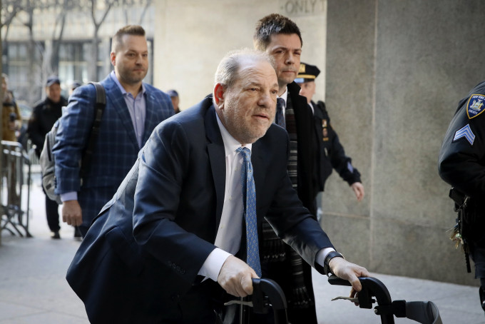 Harvey Weinstein早前出庭时以助行器步入法院。