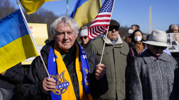 俄乌局势紧张，不少老人家挺身而出捍衞国土。美联社图片