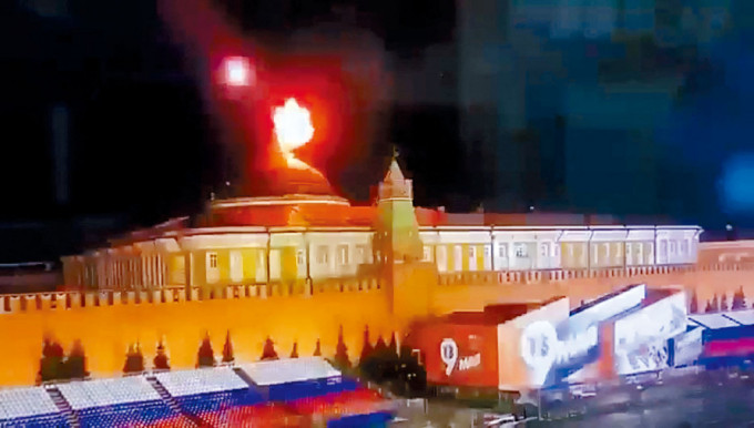 影片截图可见飞行物体飞近克里姆林宫元老院(总统办公处)的圆顶时，爆出火光并冒烟。