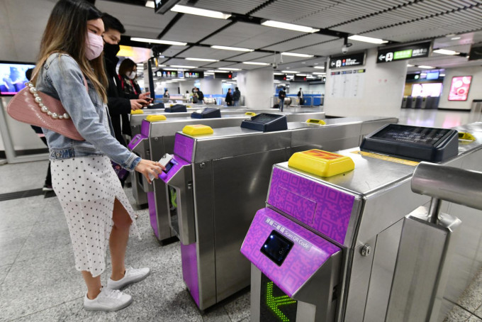 港铁站有显眼的紫色标示，方便乘客辨识提供二维码服务的出入闸机。