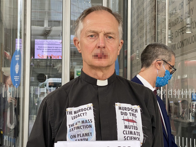 英國牧師休斯用線將嘴縫住，抗議新聞集團冷待氣候問題。Christian Climate Action Twitter圖片