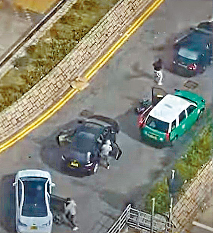 有網民拍得兇徒傷人後，分別登乘私家車逃走。