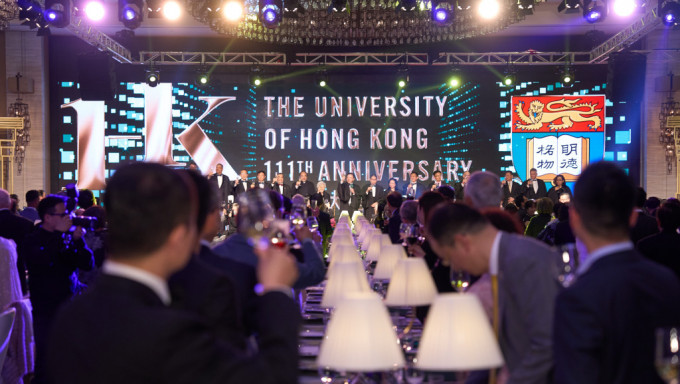 香港大學昨日（15日）舉行高桌晚宴，超過1000名嘉賓出席，為一系列111周年慶祝活動畫上完美句號。（港大提供）