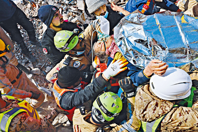 土耳其一名婦人被困177小時後，周一在哈塔伊災區獲救。