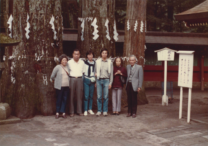 林鄭月娥與丈夫林兆波及雙方家長到日本旅行，左為林鄭父母，右為林兆波雙親，攝於八十年代。