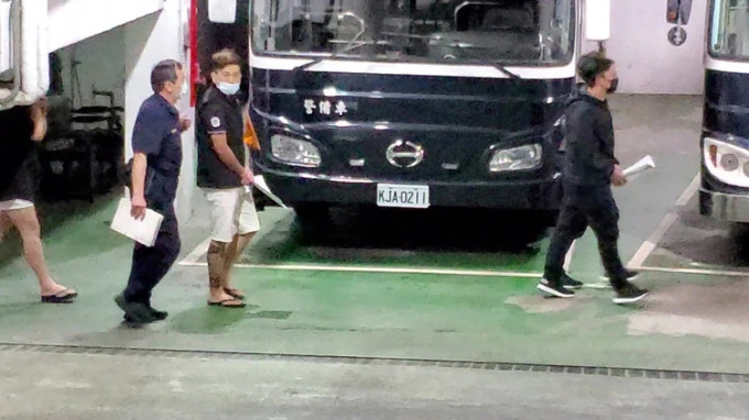 林女前男友的友人（右）被押解到台北地检署。互联网图片