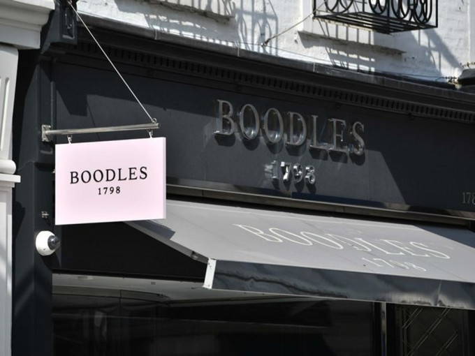 婦人涉在倫敦Boodles珠寶店以「偷龍轉鳳」手法偷走鑽石，案件周二在倫敦審理。網圖
