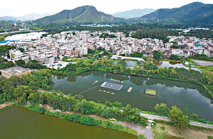 新田乡村防洪计画的蓄洪池，池面面积约一万六千四百平方米，成为首个浮式太阳能发电系统的试点。